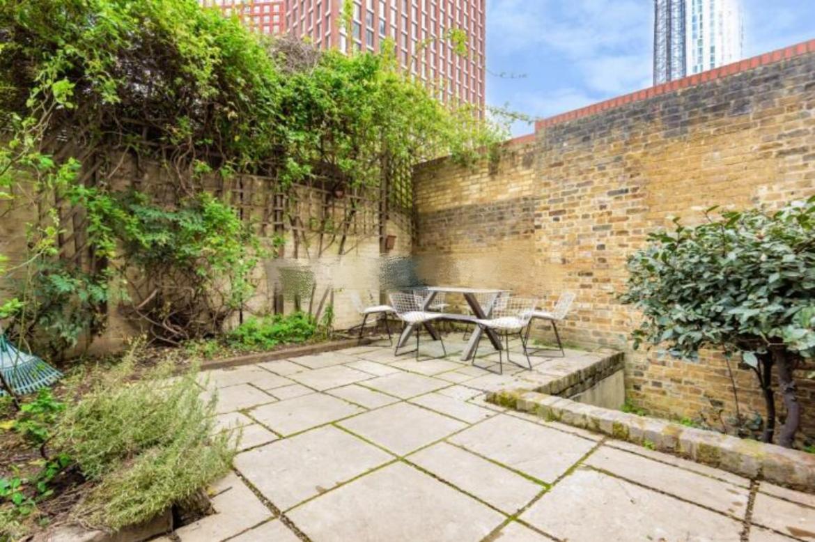 Shared 5 Mins Walk From Vauxhall And Nine Elms Station With Off-site Parking Near Us Embassy Habitación en casa particular