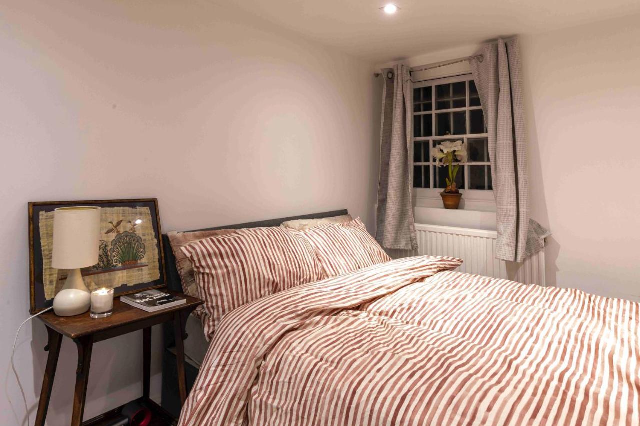 Shared 5 Mins Walk From Vauxhall And Nine Elms Station With Off-site Parking Near Us Embassy Habitación en casa particular Londres