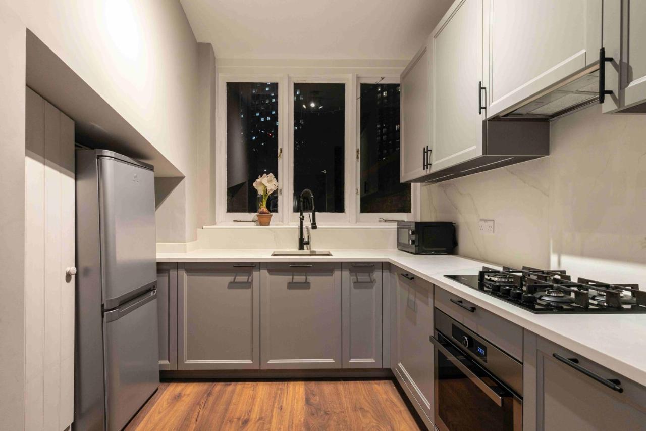 Shared 5 Mins Walk From Vauxhall And Nine Elms Station With Off-site Parking Near Us Embassy Habitación en casa particular *